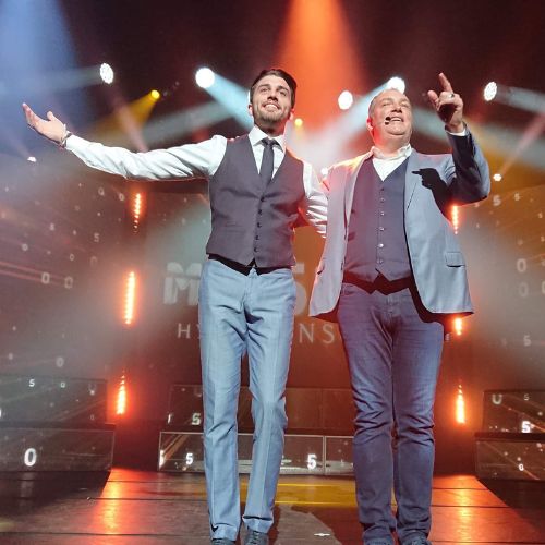 sandman sur scène spectacle hypnose avec son père messmer